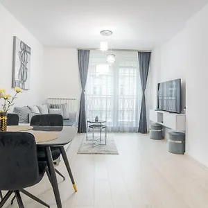 Apartment Paris Luxury Centre 2bdr W Work Desk And Wifi Near Nevsky Cathedral, Sofia